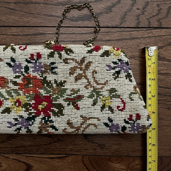Vintage 1950s Floral Needlepoint Tapestry Kisslock Handbag  Vintage Floral Needlepoint Tapestry Kisslock Clutch.